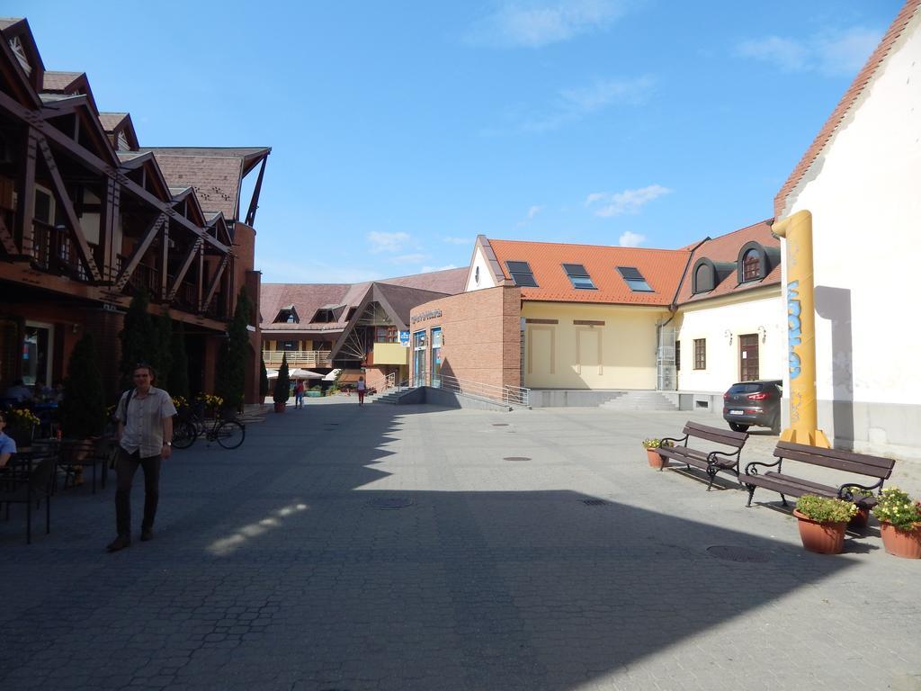 Kálvin Vendégszobák Debrecen Esterno foto