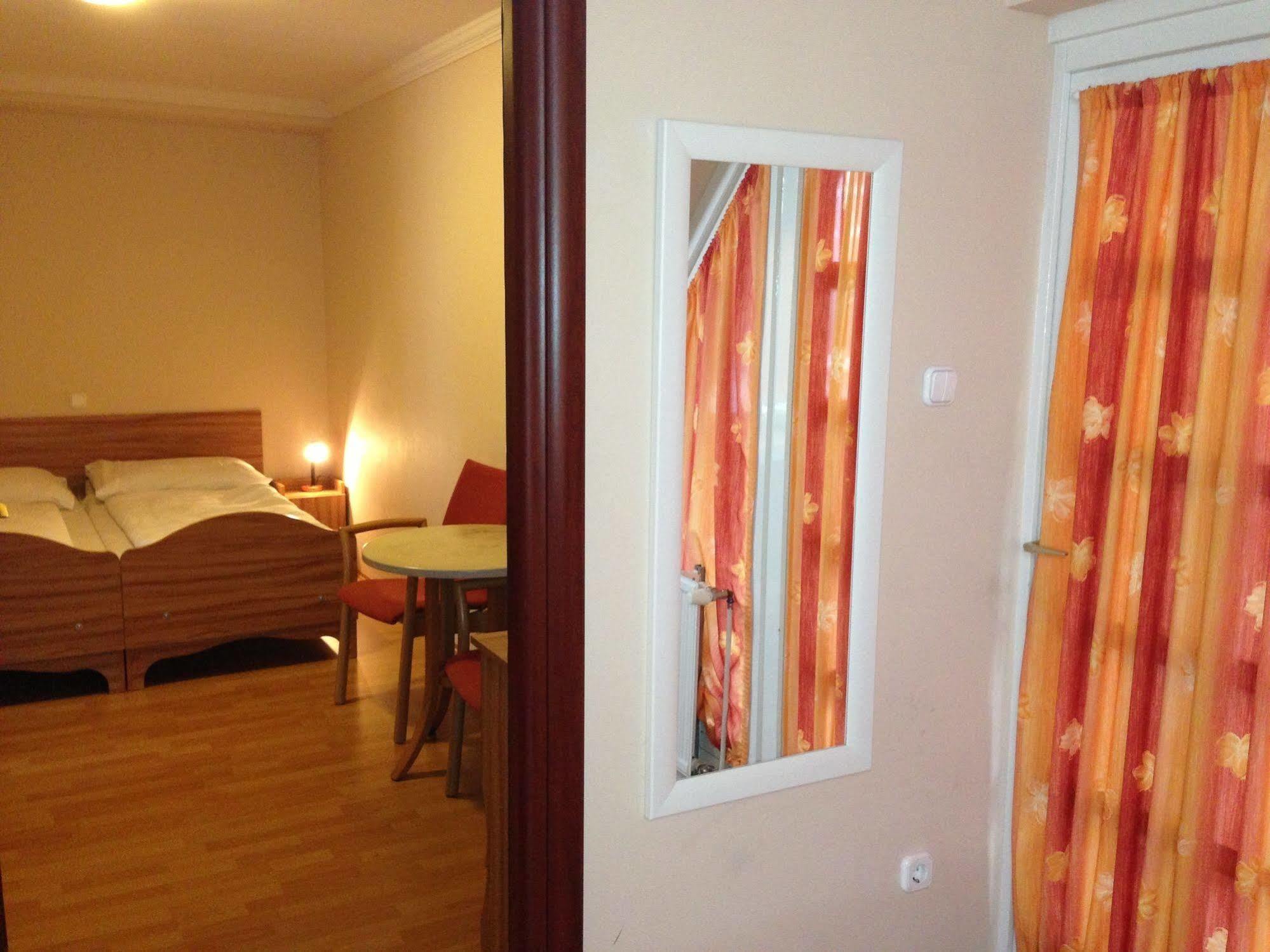 Kálvin Vendégszobák Debrecen Esterno foto